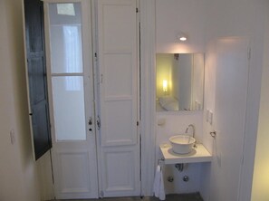 Shower, rainfall showerhead, hair dryer, towels - 06 Soho Suites Bed & Breakfast (Buenos Aires)