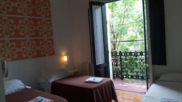 Kamar Triple Basic | Meja kerja, setrika/meja setrika, Wi-Fi gratis, dan seprai linen