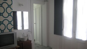 Basic Double Room | Desk, iron/ironing board (on request), WiFi (free), bed sheets - 06 Soho Suites Bed & Breakfast (Buenos Aires)