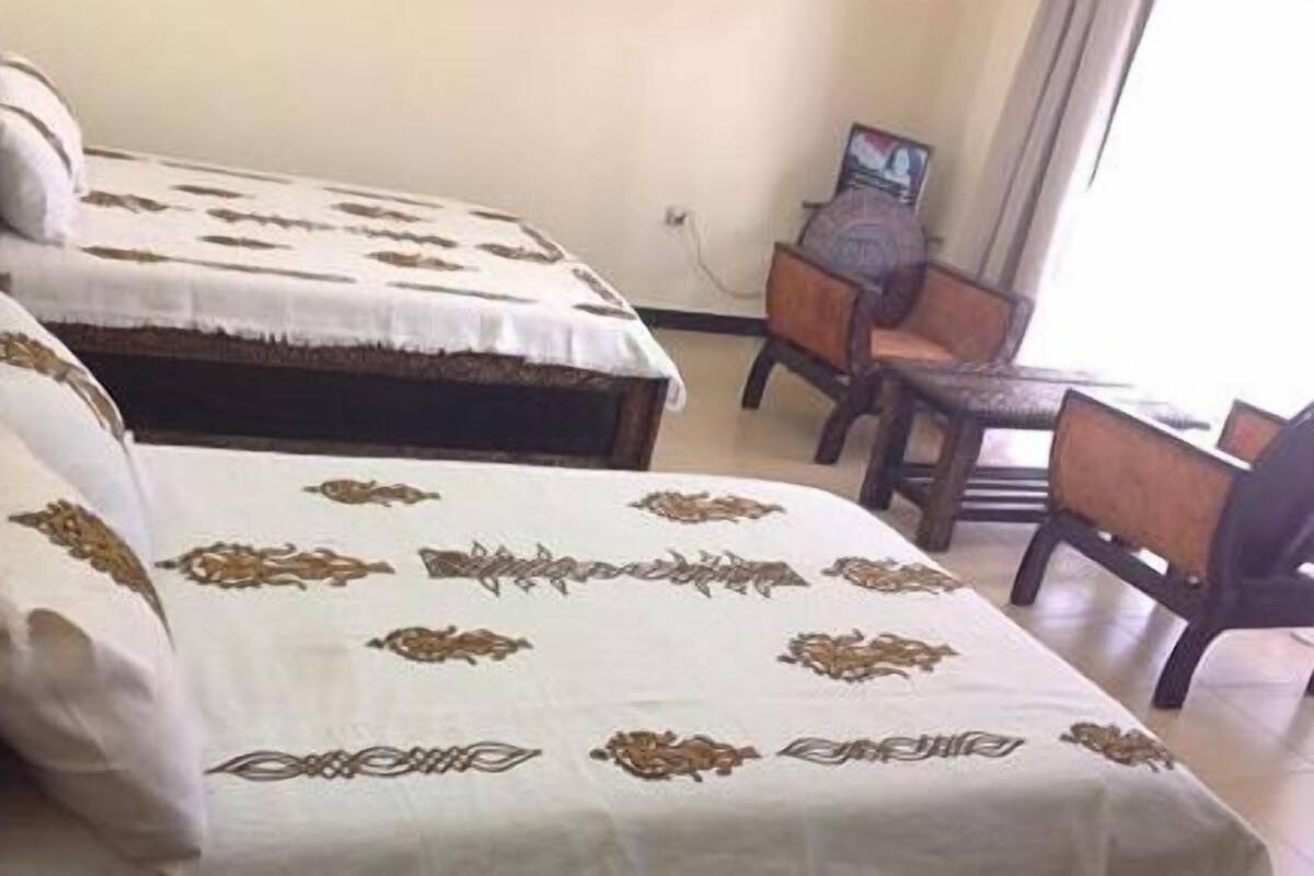 Habitación triple Deluxe | Escritorio, wifi gratis, ropa de cama
