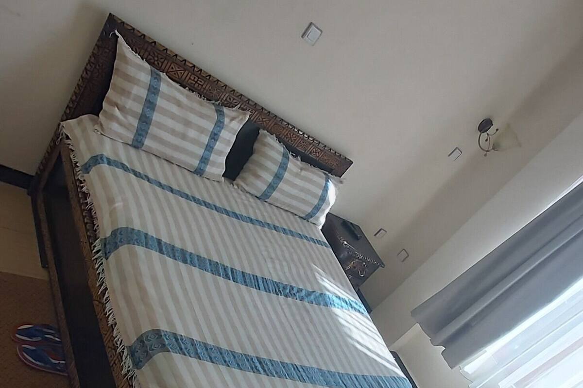 Escritorio, wifi gratis, ropa de cama
