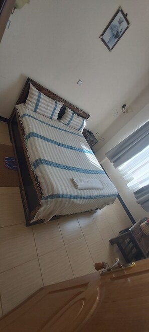 Escritorio, wifi gratis, ropa de cama