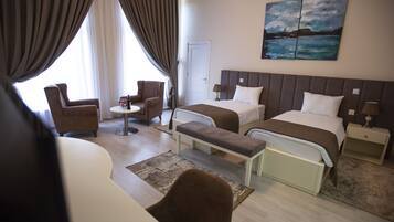 Deluxe kamer, 1 twee- of 2 eenpersoonsbedden | Een minibar, een bureau, een laptopwerkplek, gratis wifi