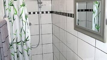 Double Room, Non Smoking, Kitchenette | Bathroom | Towels