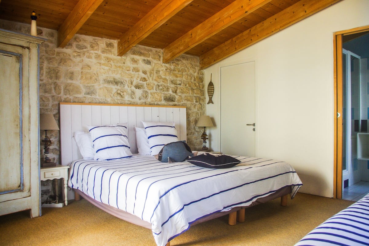 Habitación triple tradicional (Île Madame) | 2 habitaciones, ropa de cama de alta calidad y decoración personalizada