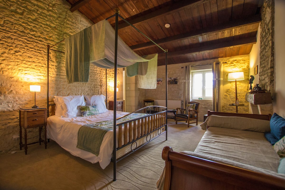 Suite tradicional (Suite La Rochelle) | 2 habitaciones, ropa de cama de alta calidad y decoración personalizada