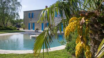 Außenpool (je nach Saison geöffnet), Liegestühle