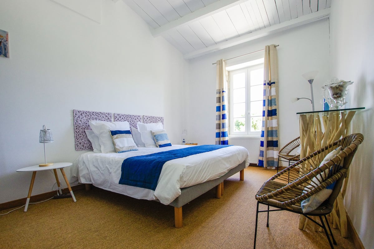 Habitación tradicional - 1 cama matrimonial o 2 individuales (Île de Ré) | 2 habitaciones, ropa de cama de alta calidad y decoración personalizada