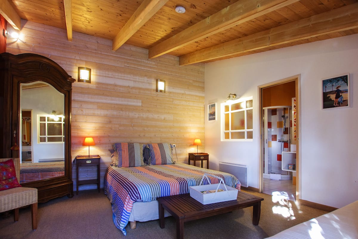 Habitación triple tradicional (Île d'Aix) | 2 habitaciones, ropa de cama de alta calidad y decoración personalizada