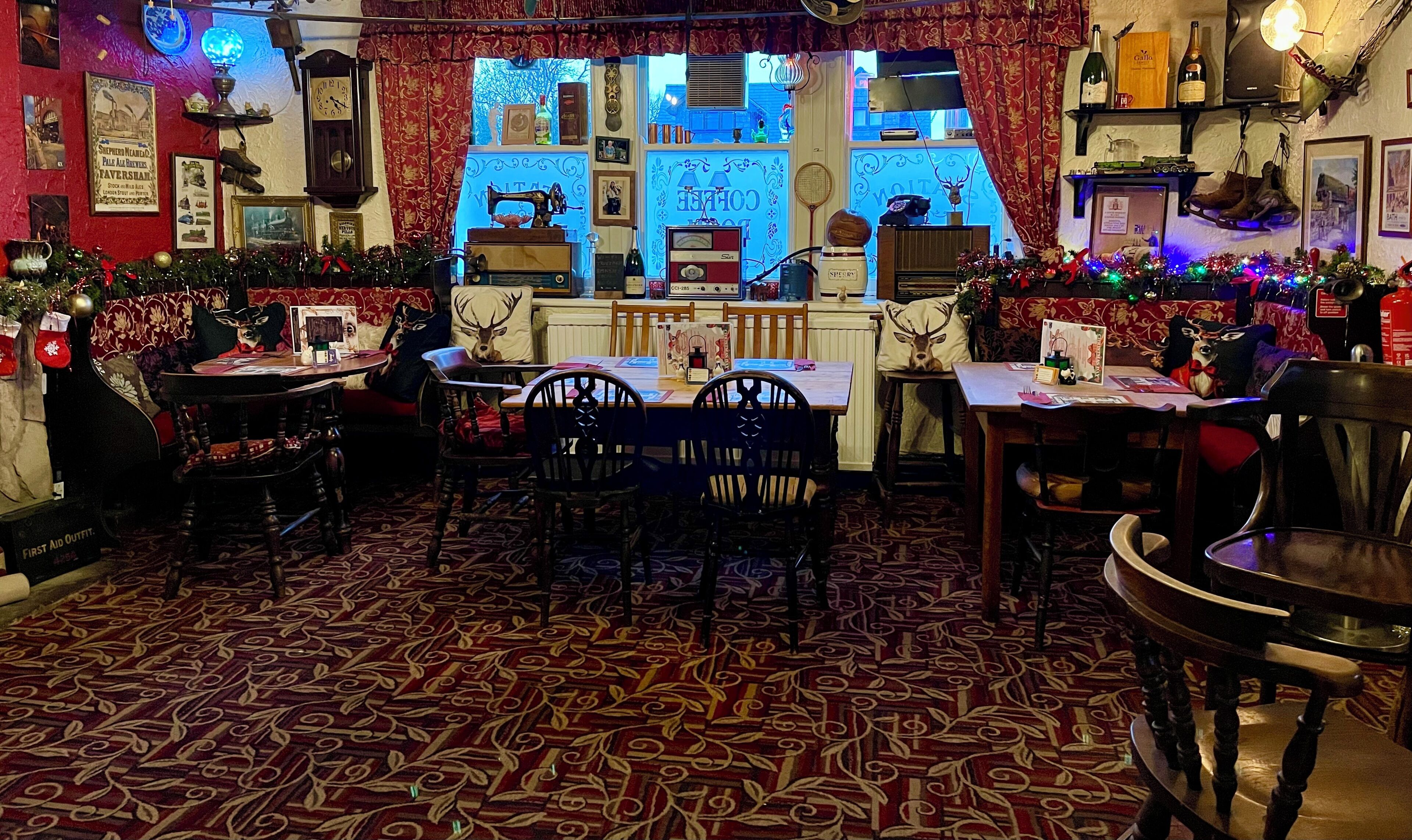 Un comedor acogedor con alfombra estampada, muebles de madera y decoración festiva.