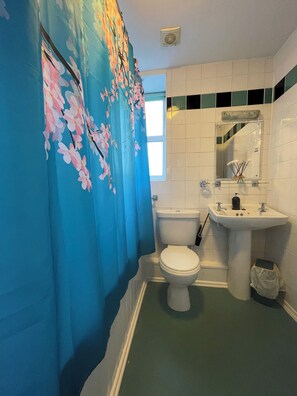 Double Room | Bathroom | Combined shower/tub, towels - The Old Station Inn (Bristol)