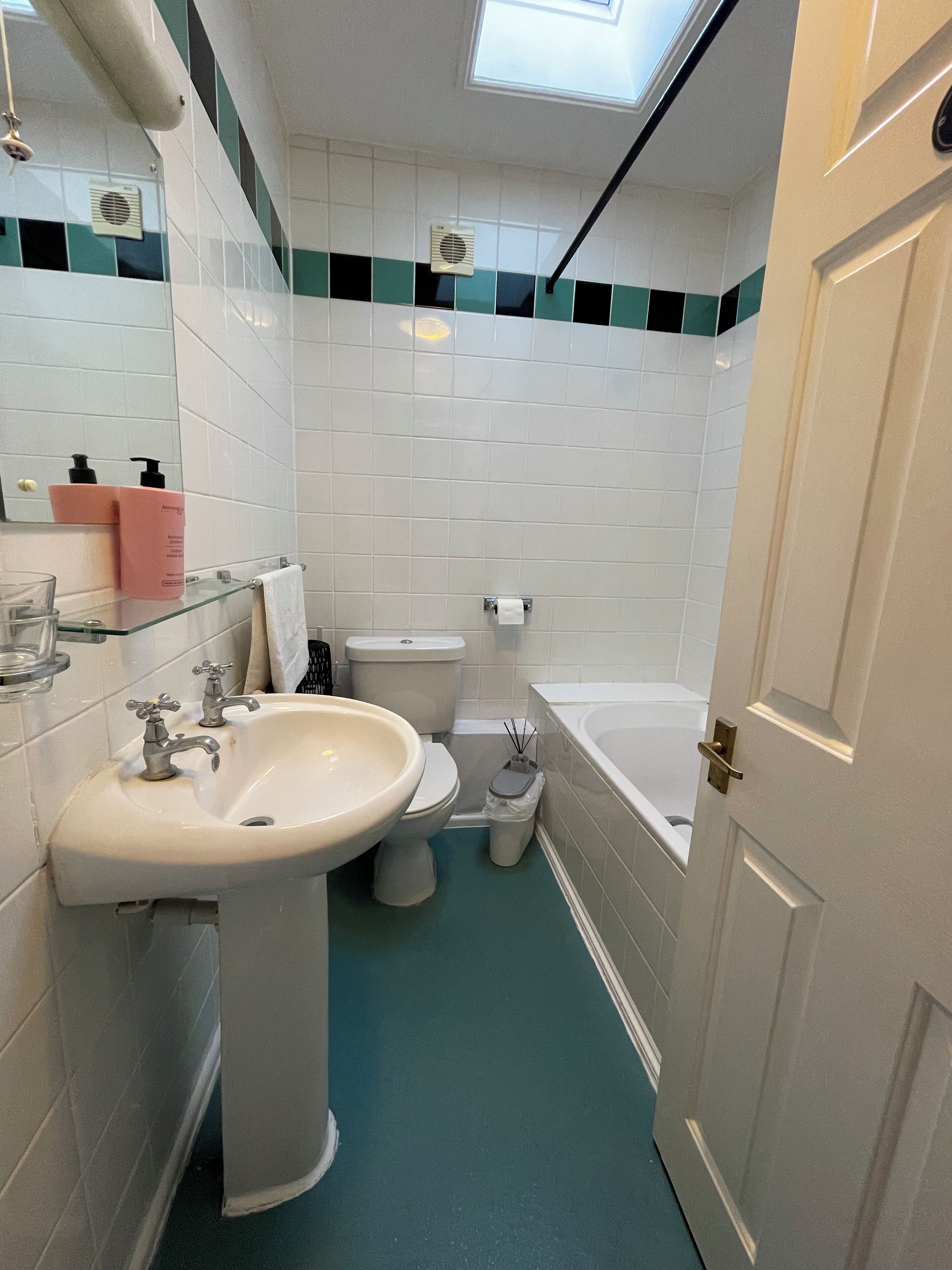 Design tweepersoonskamer | Badkamer | Een bad/douchecombinatie, handdoeken