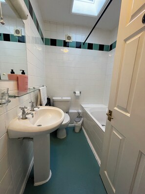 Habitación de diseño doble | Baño | Ducha y bañera combinadas y toallas
