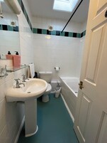 Design Double Room | Bilik Mandi | Gabungan pancuran/tab mandi, tuala disediakan 