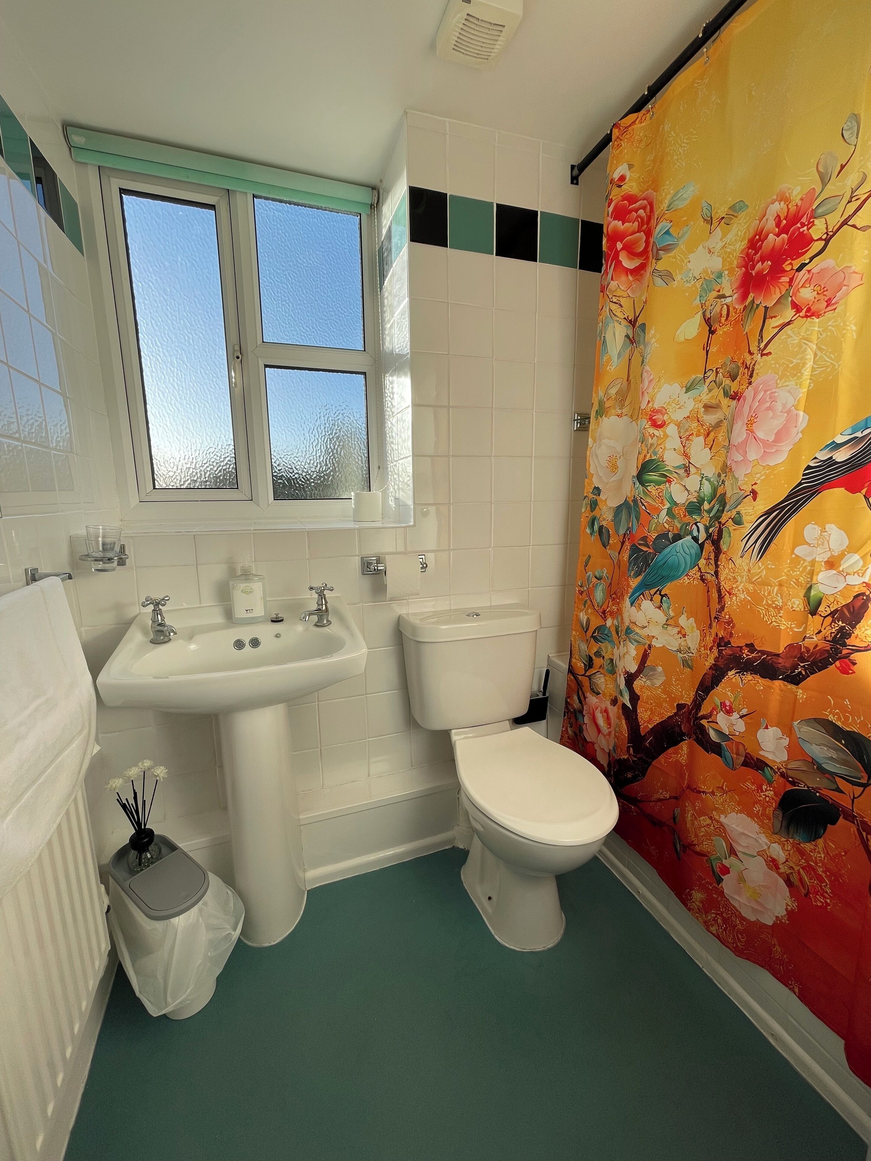 Twin Room | Bathroom | Combined shower/bathtub, towels