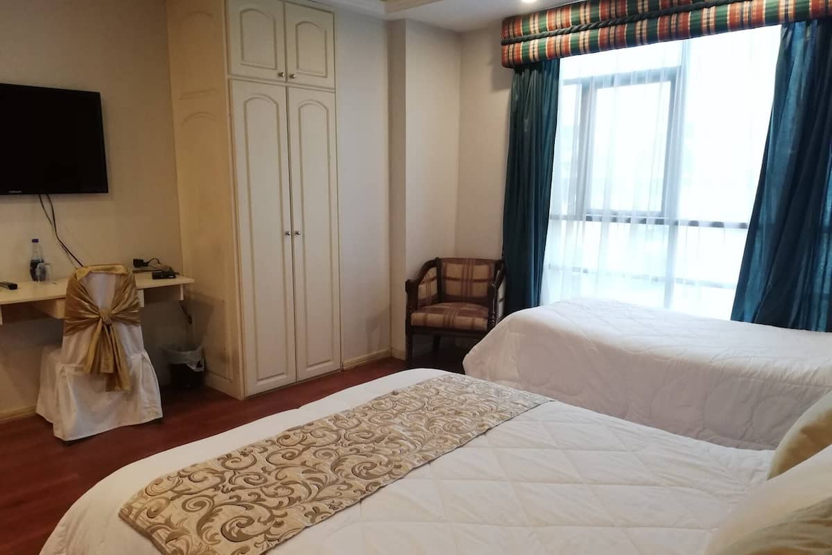Escritorio, tabla de planchar con plancha, wifi gratis y ropa de cama