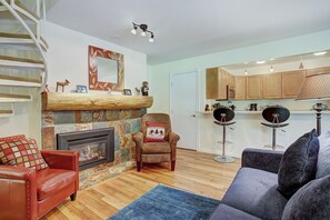 Condo, 2 habitaciones | Sala de estar | Televisión 
