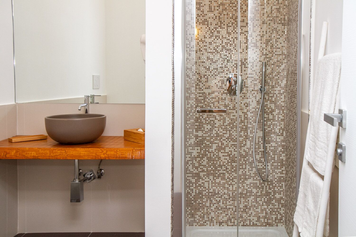 Deluxe Double Room (Carrubo) | Bathroom | Free toiletries, bidet, towels