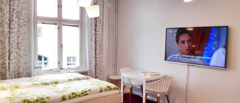 1 dormitorio, tabla de planchar con plancha, wifi y ropa de cama