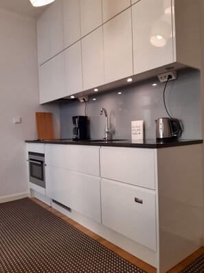 Jääkaappi, mikroaaltouuni, uuni, liesi