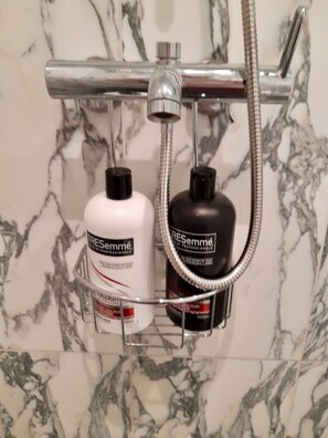 Hiustenkuivaaja, pyyhkeet, saippua, sampoo