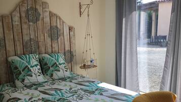 Deluxe Room | Premium bedding, individually decorated, desk, laptop workspace