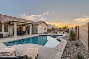 Alberca al aire libre y alberca climatizada