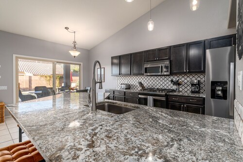 Mystic Mirage on todella aavikon keidas, josta on näkymät uima-altaalle ja vuorille.