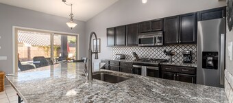 Mystic Mirage est vraiment une oasis du désert avec vue sur la piscine et la montagne.