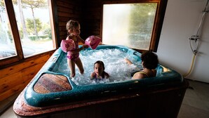 A wooden cabin with a hot tub. - Camping Repòs del Pedraforca (Saldes)