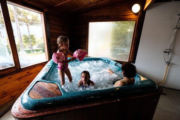 Sauna, hot tub