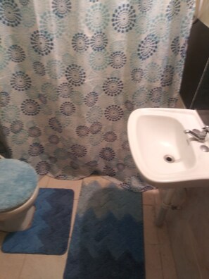 Comfort House | Bathroom | Shower, towels, soap, shampoo - Tranquility Guest House (Buff Bay)