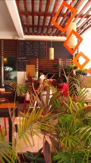 Breakfast, lunch, dinner served; international cuisine - Condominio La Dolce Vita (Playa del Carmen)