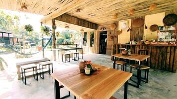 Phục vụ bữa sáng, bữa trưa và bữa tối