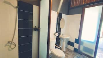Deluxe-dobbeltværelse | Badeværelse | Kombination af bruser/badekar, gratis toiletartikler, badekåber