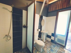 Bañera con ducha, artículos de tocador gratuitos, batas, toallas