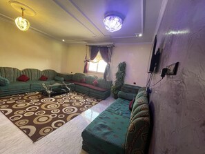 Apartamento Grand, 2 habitaciones | Zona de estar | Televisión de pantalla plana de 32 pulgadas con canales por satélite