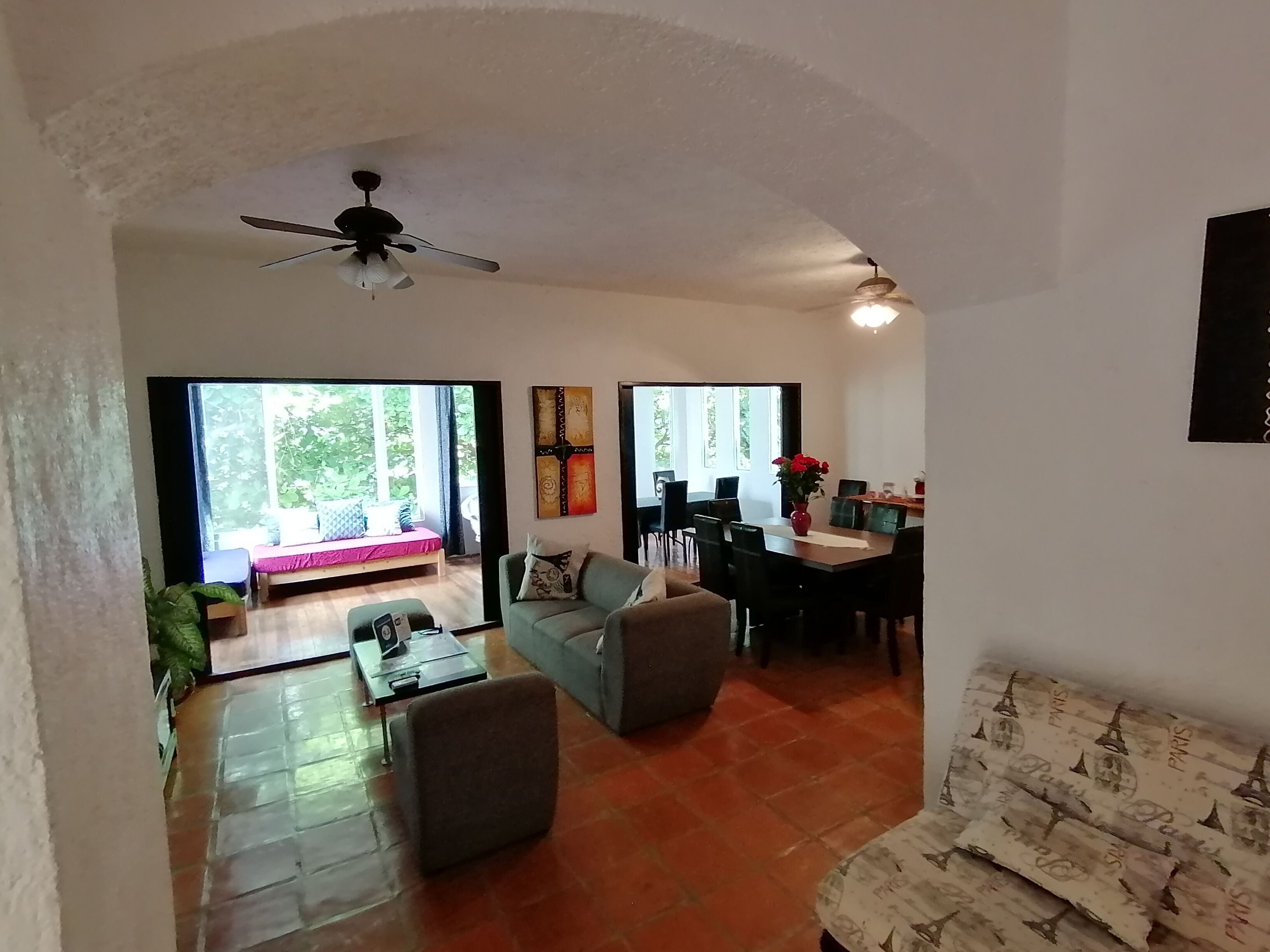 Televisi layar datar 32-inci dengan saluran TV premium dan TV