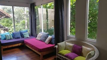 Televisi layar datar 32-inci dengan saluran TV premium dan TV