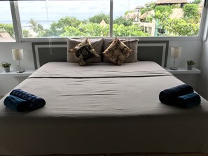 全景顶层房 | 高档床上用品、迷你吧、客房内保险箱、特色装修