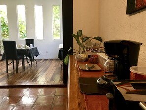 每日供应欧陆式早餐（每人 USD 6）