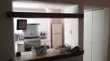 Lemari es besar, microwave di ruangan umum, oven, dan kompor