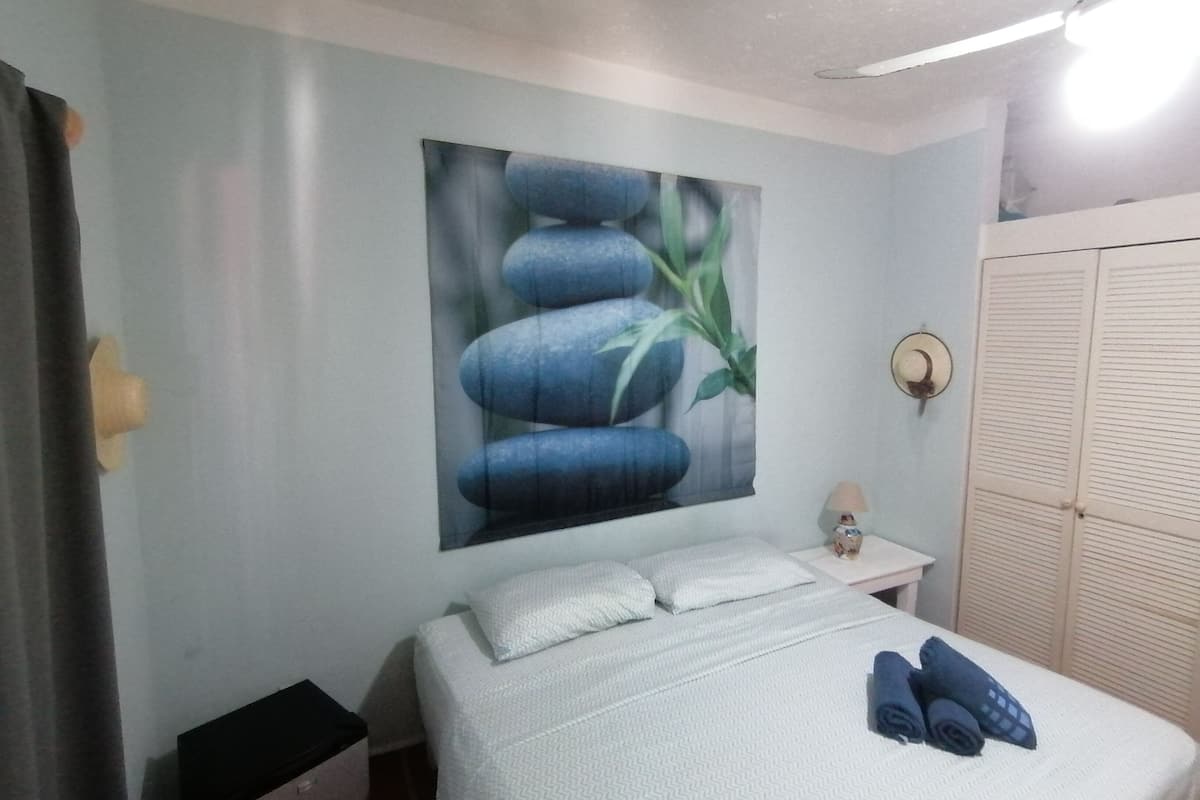 Habitación individual Confort | Ropa de cama de alta calidad, minibar, caja fuerte y cortinas opacas
