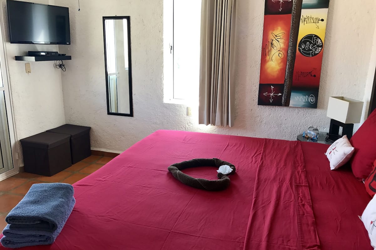 Habitación Confort con 1 cama doble o 2 individuales | Ropa de cama de alta calidad, minibar, caja fuerte y cortinas opacas