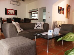 32-inch flat-screen TV with premium TV channels, TV - Embarcadero Maya B&B (Playa del Carmen)
