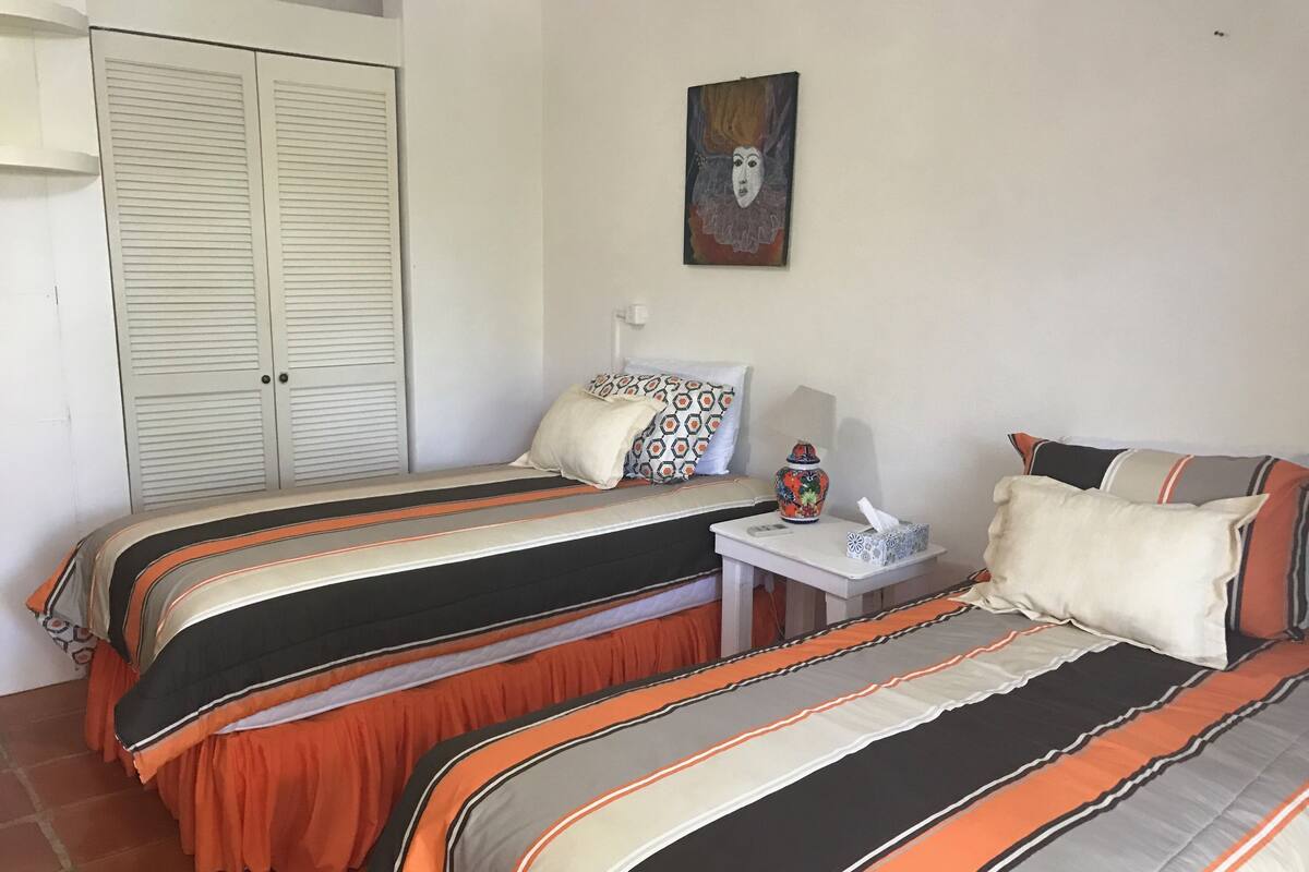 Habitación Confort con 1 cama doble o 2 individuales | Ropa de cama de alta calidad, minibar, caja fuerte y cortinas opacas