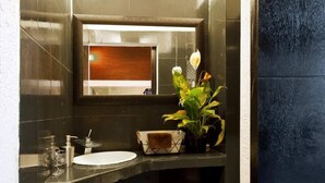 Slaapzaal, alleen voor mannen | Badkamer met wastafel