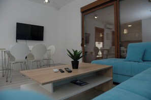 Smart-tv, tv-spel och ett bordtennisbord