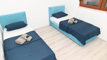 6 quartos, ferros/tábuas de passar roupa, berço de viagem