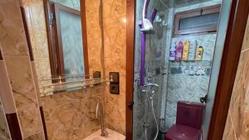 Comfort Apartment, 1 Bedroom | Bathroom | Shower, rainfall showerhead, free toiletries, towels